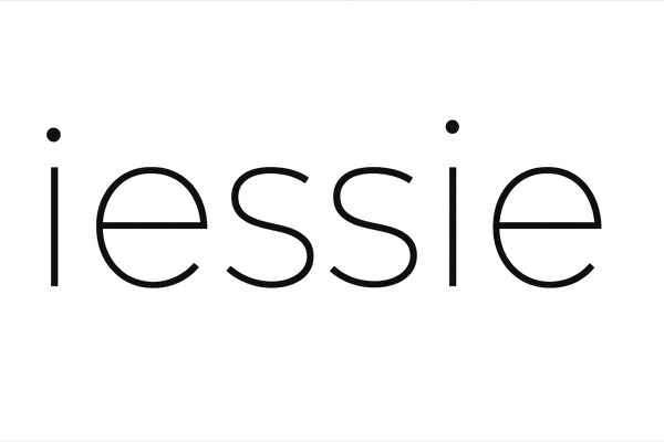 "iessie" THIN montserrat-zwart-transparante-bg
